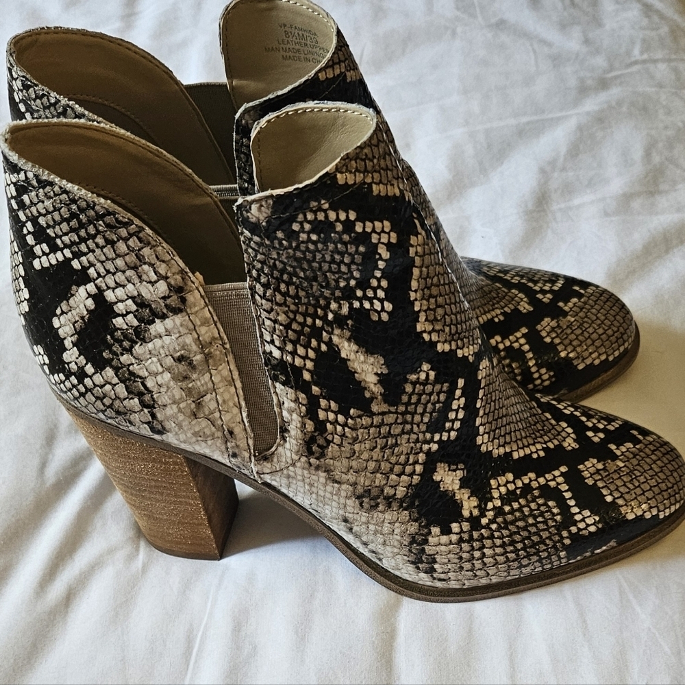 Vince Camuto Famhida Ankle Boots Bootie Womens Sz 8.5M/39 Faux Snakeskin Leather - Picture 2 of 6